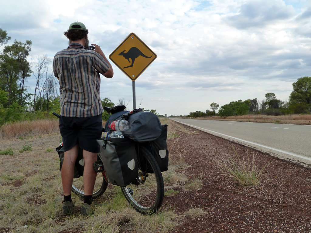 Anndreas Simon fotografiert ein australisches Strassenschild
