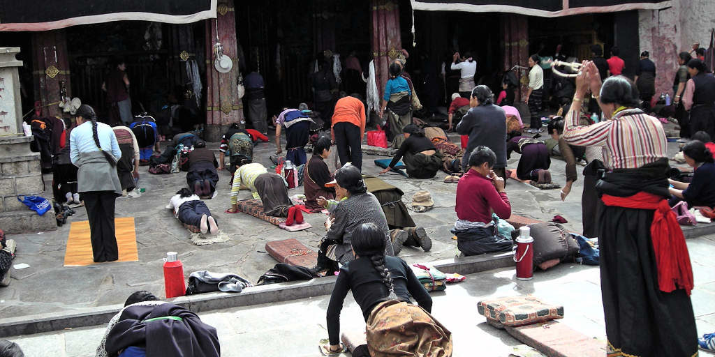 prostrating-pilgrims-lhasa